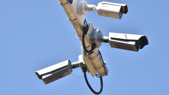 Aparecida instala 70 câmeras com inteligência artificial para combater o descarte irregular de lixo e entulho.