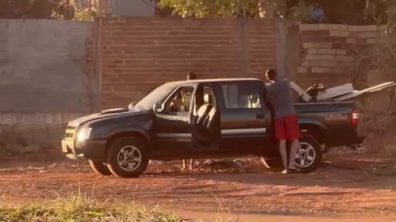 Prefeitura apreende veículo flagrado descartando entulho em área recém-limpa no Parque Primavera