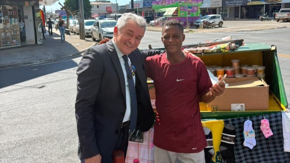 Ezizio Barbosa inicia campanha para deputado federal com visitas às feiras de Aparecida