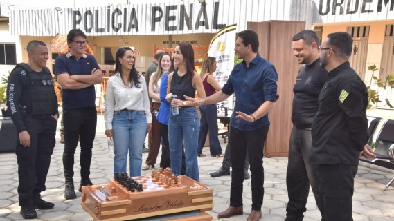 Prefeito Leandro Vilela conhece projeto de reeducandos que produz casinhas para animais em Aparecida