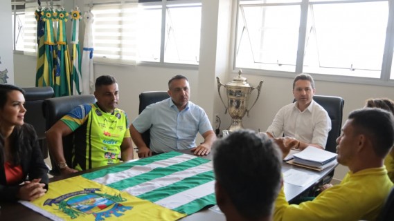 Prefeito Leandro Vilela entrega bandeiras a atletas de Aparecida que disputarão a 33ª Caminhada Ecológica de Goiás