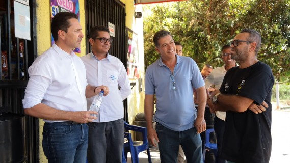 Leandro Vilela acompanha obras de recapeamento e conversa com moradores em Aparecida