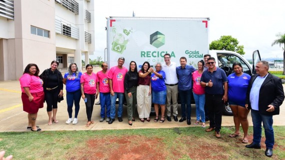 Aparecida recebe caminhão para fortalecer coleta seletiva e cooperativas de reciclagem